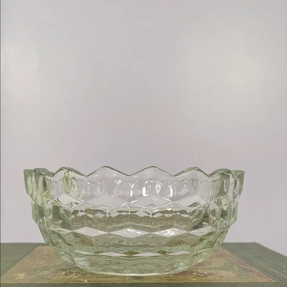 Elegant Clear Glass Bowl with scalloped edges - Picture 2 of 2
